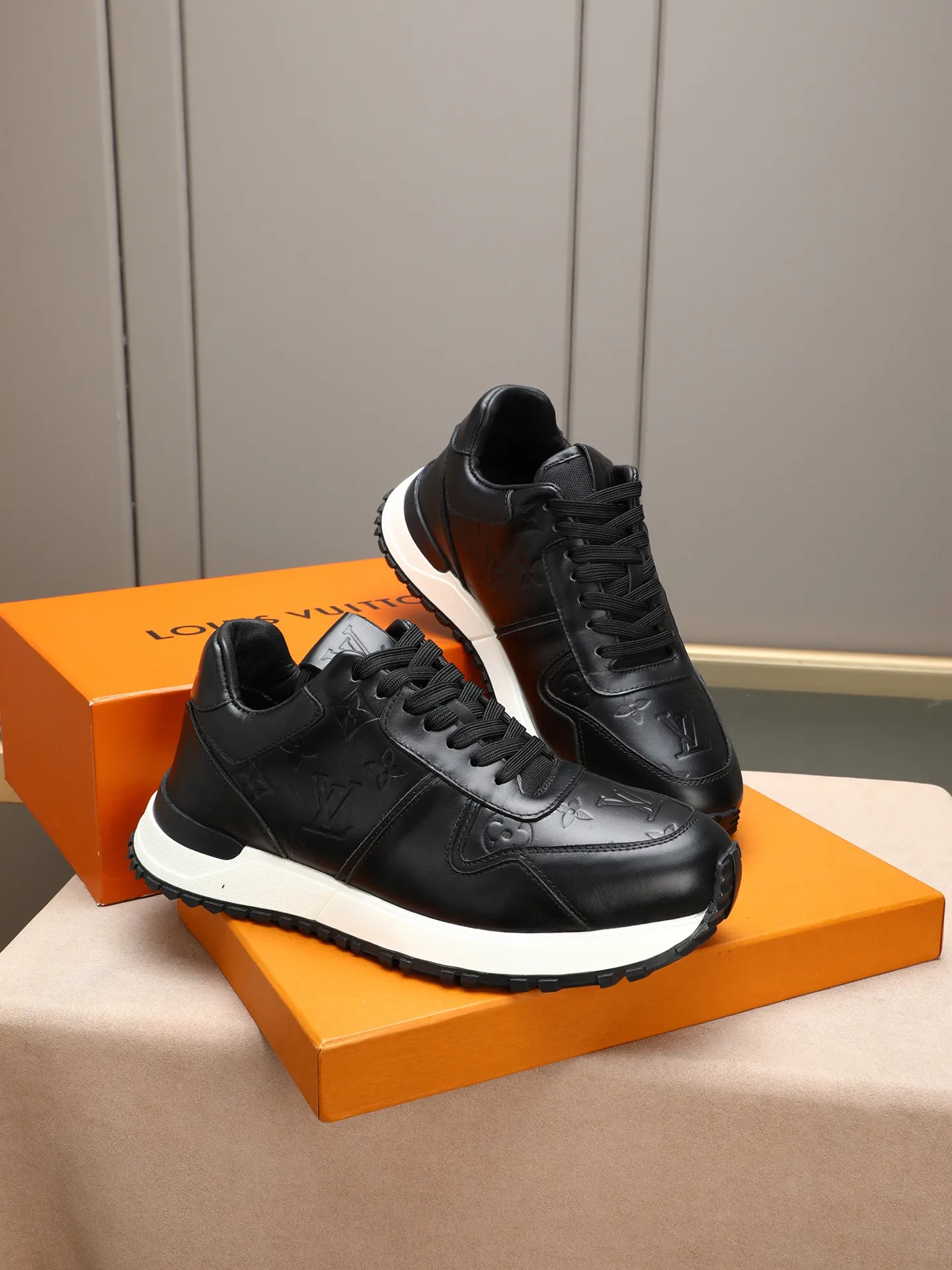 Men's Shoes 💰660 L The Run Away Maxi sneaker debuts in the 2025 collection and continues the iconic design of the Run Away sneaker. The smooth cowhide leather upper features contrasting LV lettering and Vuitton logos, and a lightweight rubber wedge outsole evokes running shoe construction. High level of comfort. Looks good, wears well and matches well. Worth buying! 7 color selection size: 39-44 (45 customized)